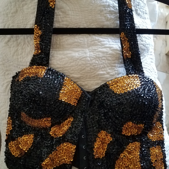 Nwot's Black and Gold sequin crop top 🌟 - Picture 6 of 6